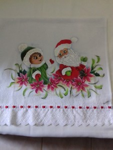 Pano de prato com pintura do Papai e Mamãe Noel e bico com bordado inglês