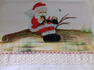 Pano de prato com pintura do Papai Noel tomando chimarrão e bico com renda.