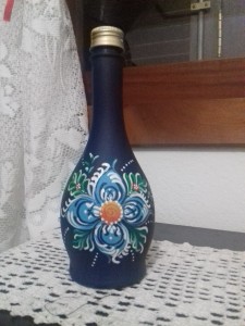 pintura decorativa em garrafa de licor