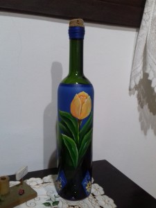 Pintura em garrafa de vinho.