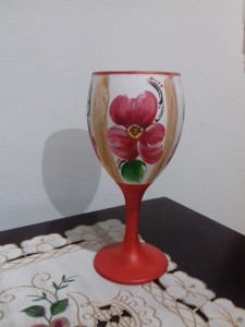 Taça decorativa com pintura acrílica.